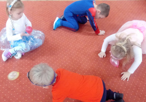 Przedszkolaki w trakcie zabawy z balonikami